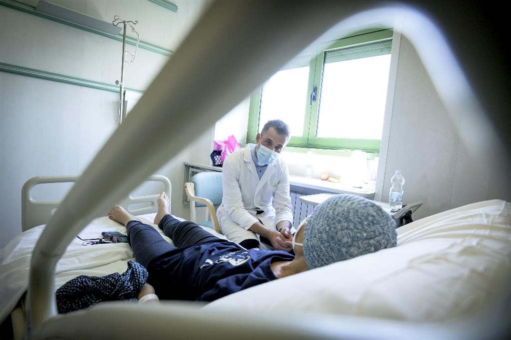 Un cappellano ospedaliero nella camera di un malato al Policlinico Gemelli di Roma