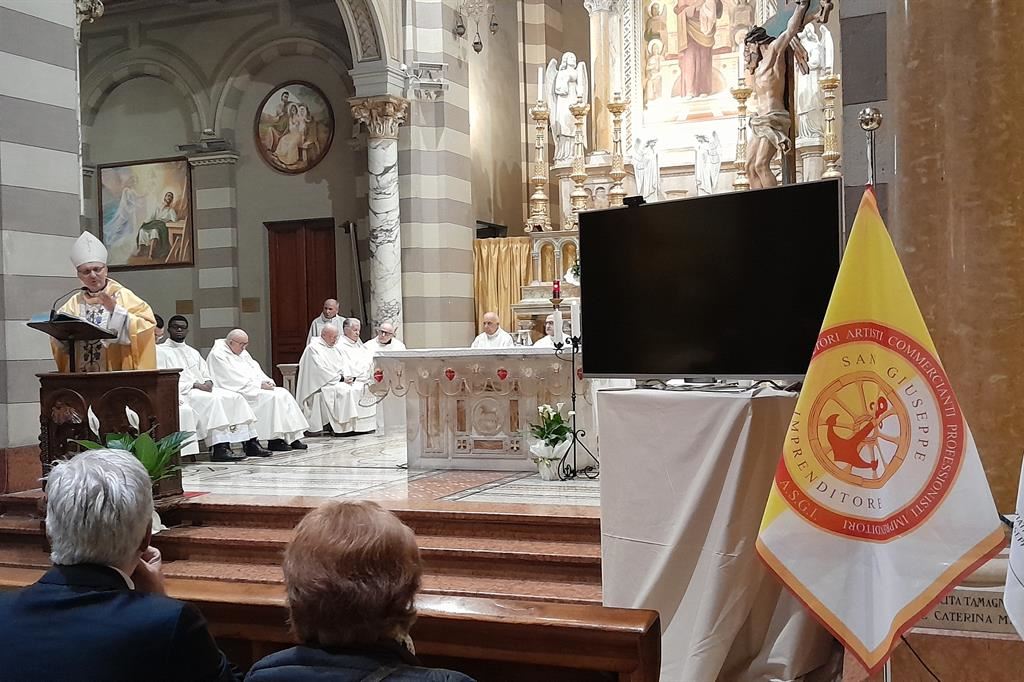 Monsignor Marco Prastaro, vescovo di Asti, celebra la messa per la festa di San Giuseppe, nel santuario di San Giuseppe dei padri Oblati