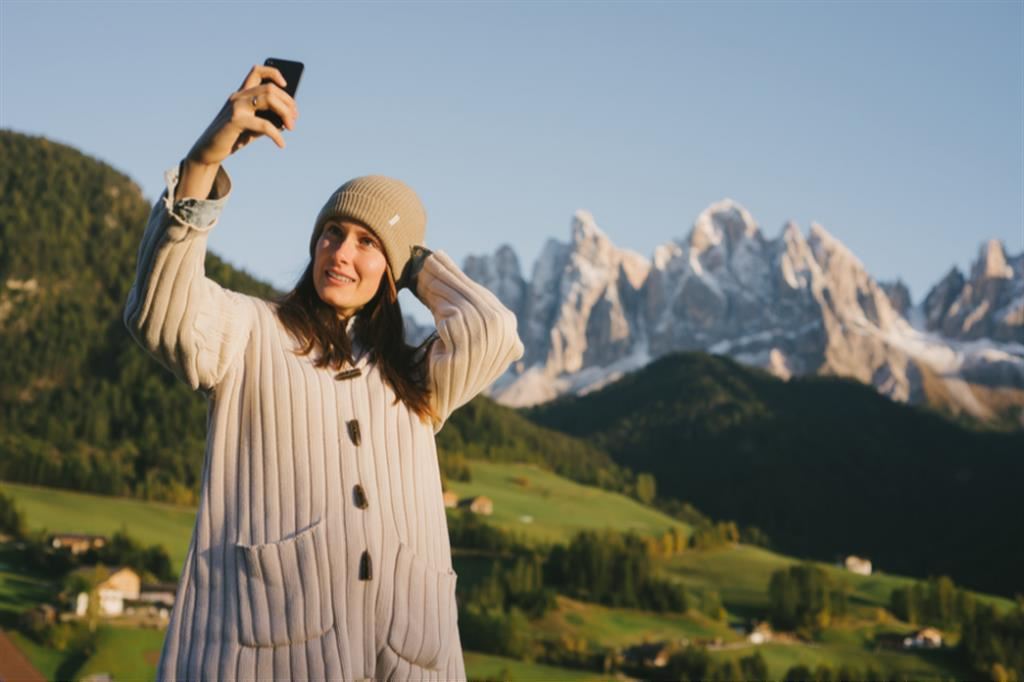 Il selfie di una turista nel silenzio di Santa Maddalena, in Val di Funes, sulle Dolomiti