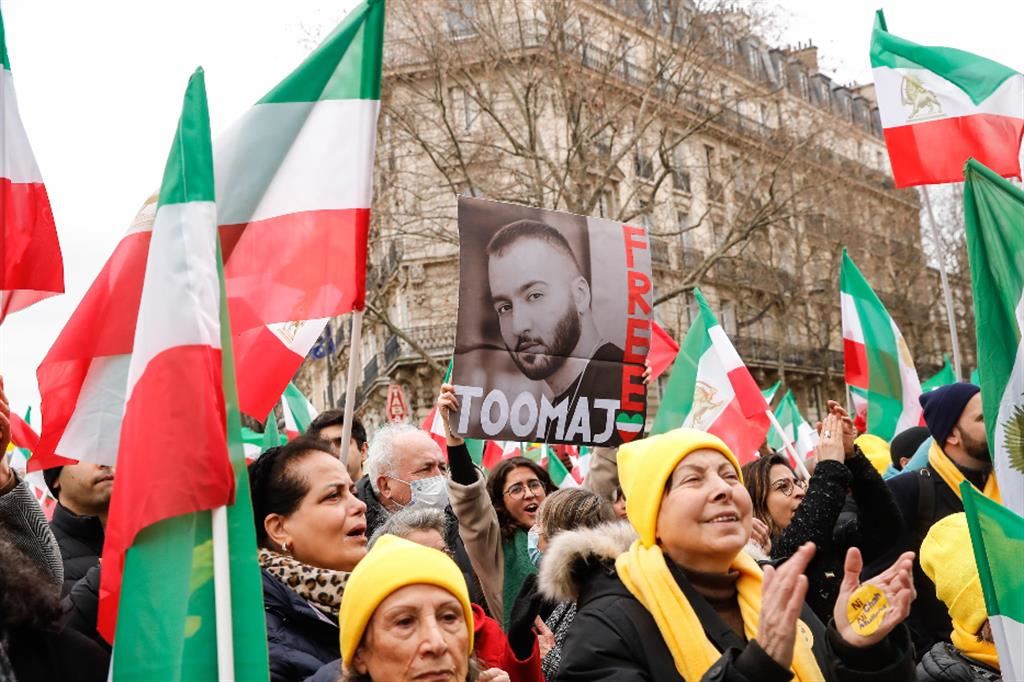 Una manifestazione a Parigi in favore del rapper iraniano Toomaj Salehi: ieri è stato condannato a morte