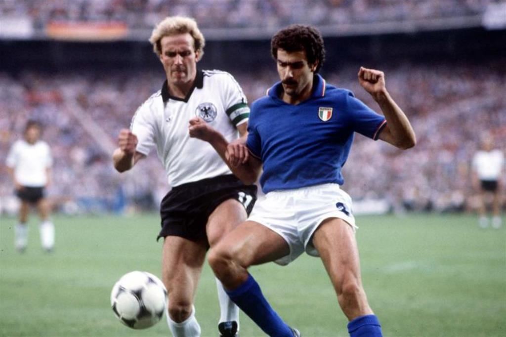 Beppe Bergomi contrasta l’attaccante tedesco Rummenigge durante la finale del Mundial 1982 in Spagna