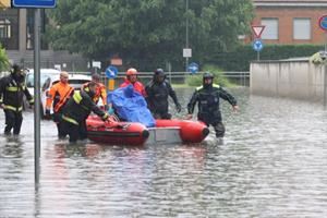 Il diluvio su Milano, il Seveso e il Lambro esodano, paura a 