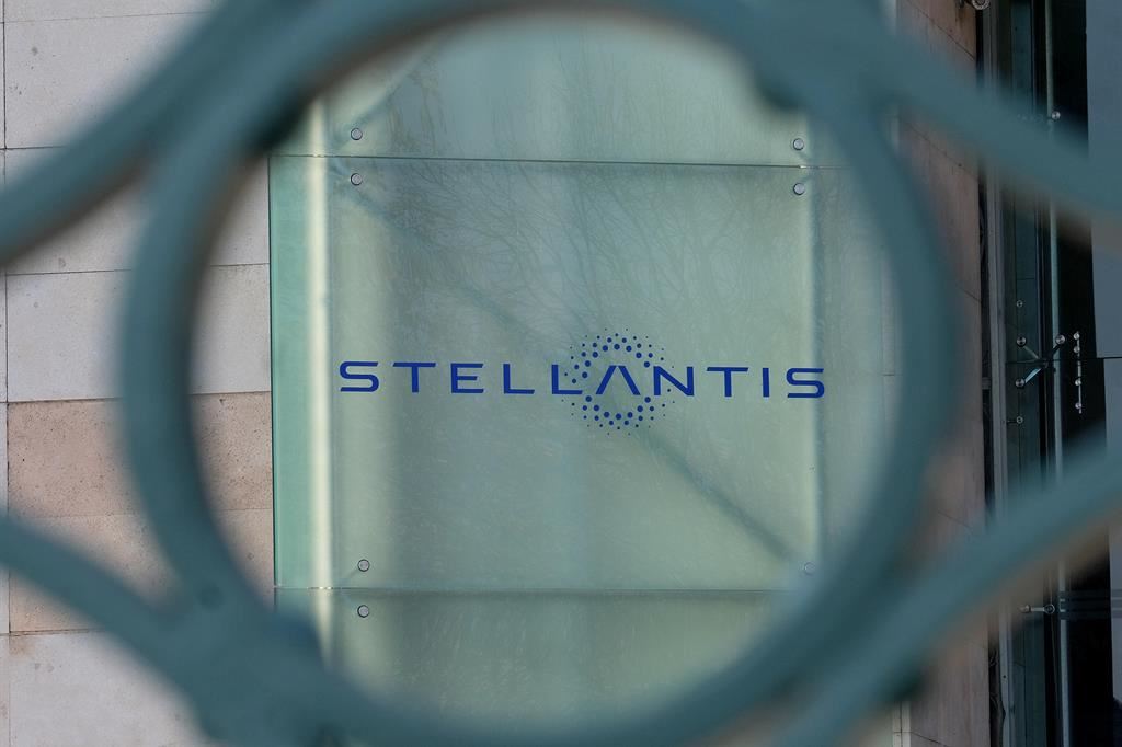 A rischio 75mila dipendenti di Stellantis
