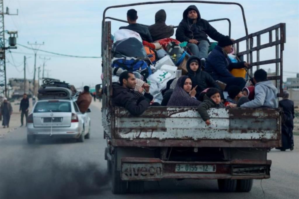 La paura regna sovrana tra gli sfollati a Rafah: continuano le partenze dai campi a ridosso del confine egiziano
