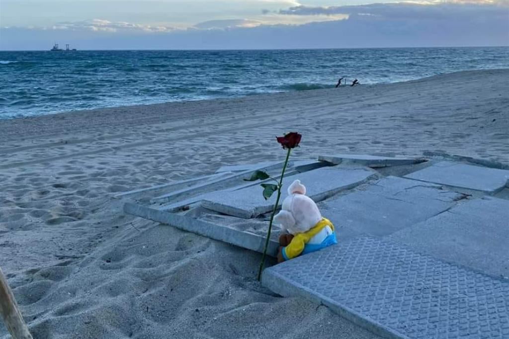 Il ricordo della tragedia sulla spiaggia di Cutro