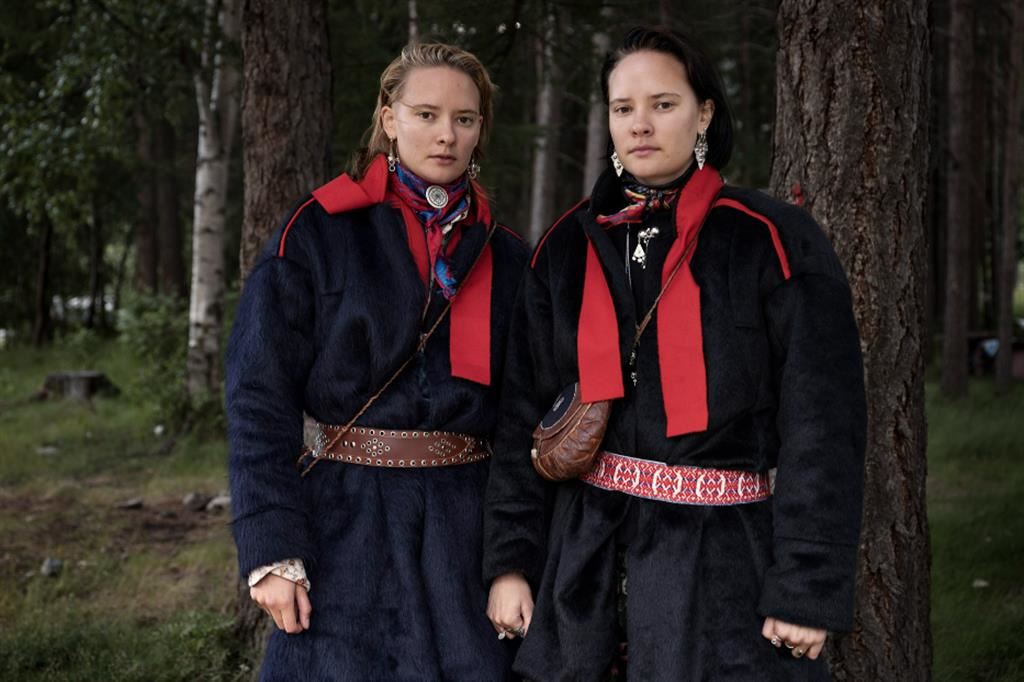 Biret Haarla e Gáddjá Haarla, sorelle, performer e danzatrici, Valle di Manndalen, 2021 - © Valentina Tamborra