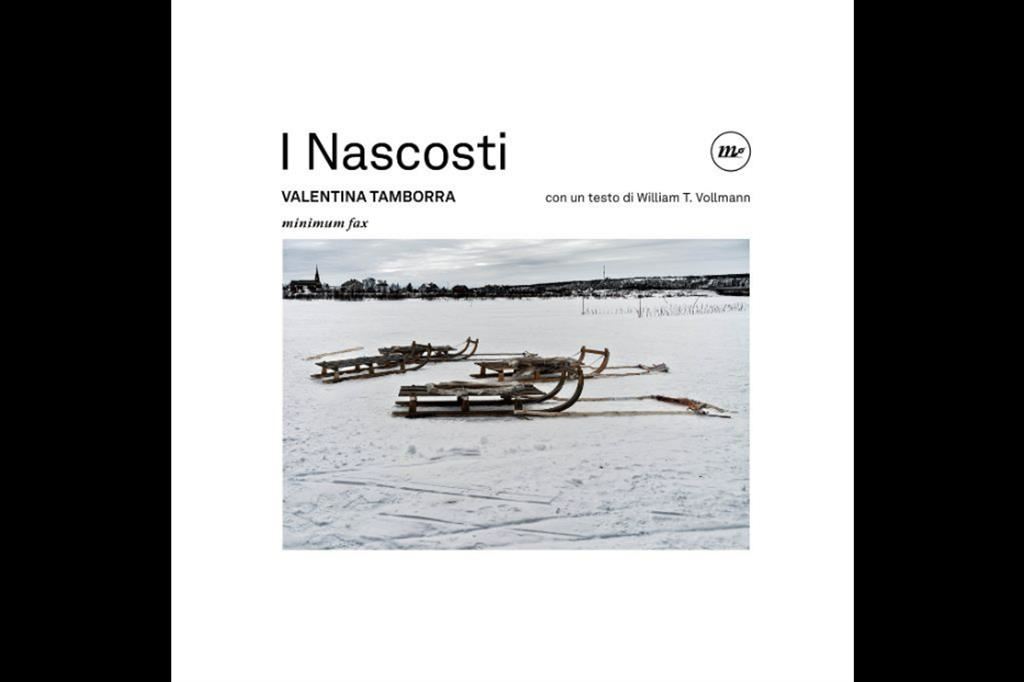 La copertina del libro di Valentina Tamborra, "I Nascosti" (Minimum Fax). Dall'1 al 5 marzo la mostra al Teatro Franco Parenti di Milano per il festival "I Boreali" - -