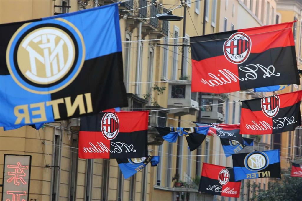 Bandiere del Milan e dell'Inter appese in via Paolo Sarpi, a Milano