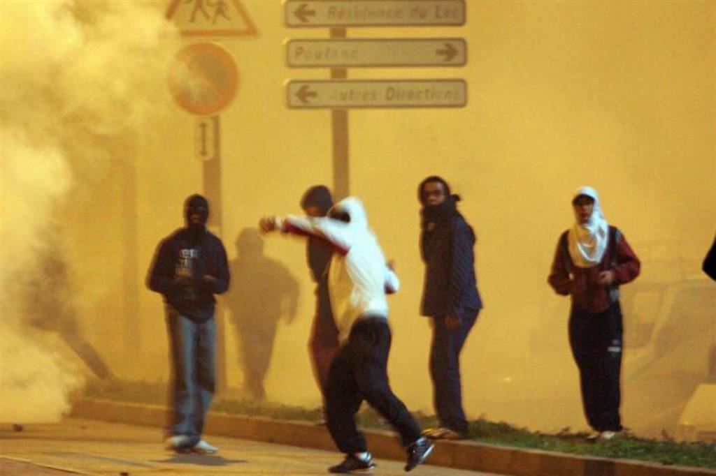 Le rivolte nelle banlieue di Parigi coinvolgono spesso i minori, cresce il timore di un‘escalation