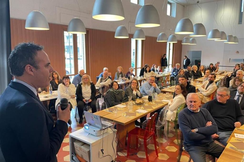 L'intervento dell'organizzatore Francesco Condoluci durante il pranzo sociale al Refettorio ambrosiano.