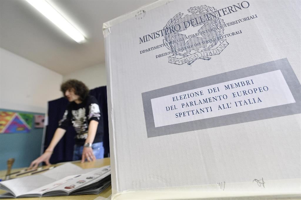 Milano: l’urna elettorale in un seggio allestito per le elezioni europee del 2019. Quelle del 2024 si terranno, in Italia, l’8 e il 9 giugno