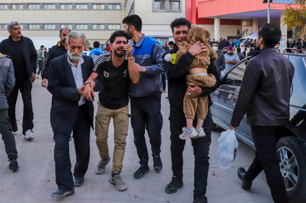 Scene di dolore fuori dell'ospedale di Kerman, in Iran, dopo la strage compiuta dal Daesh