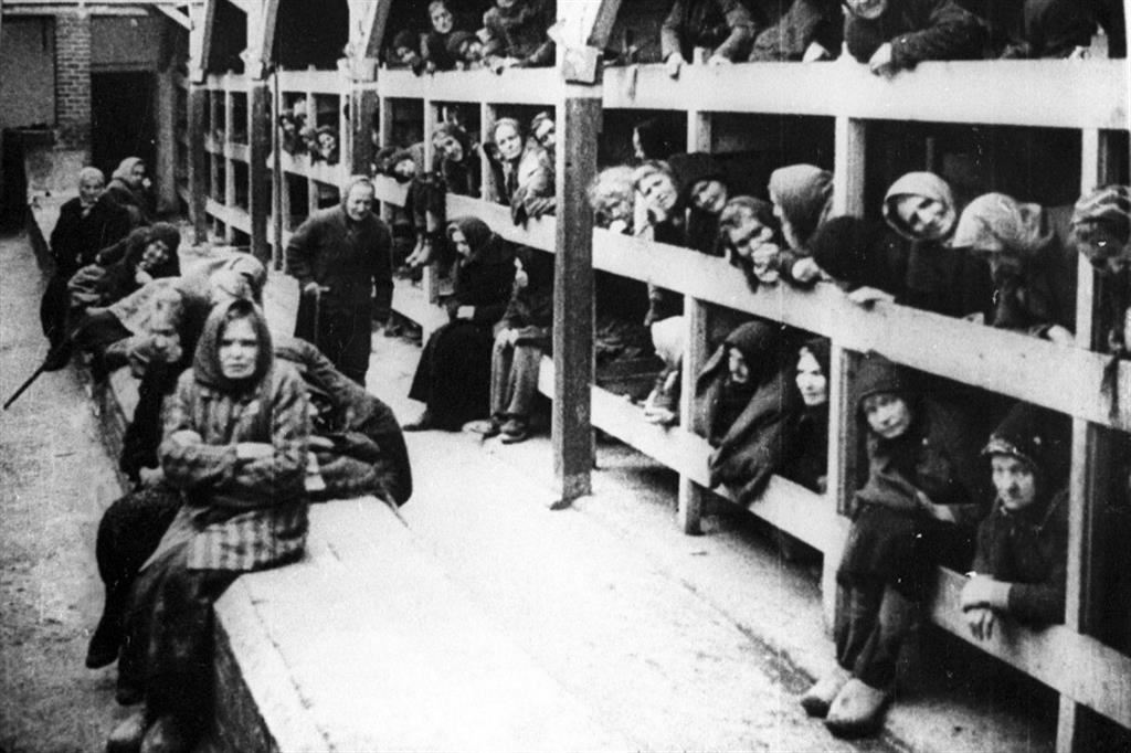 Una immagine di repertorio che mostra una baracca femminile del campo di concentramento di Auschwitz-Birkenau