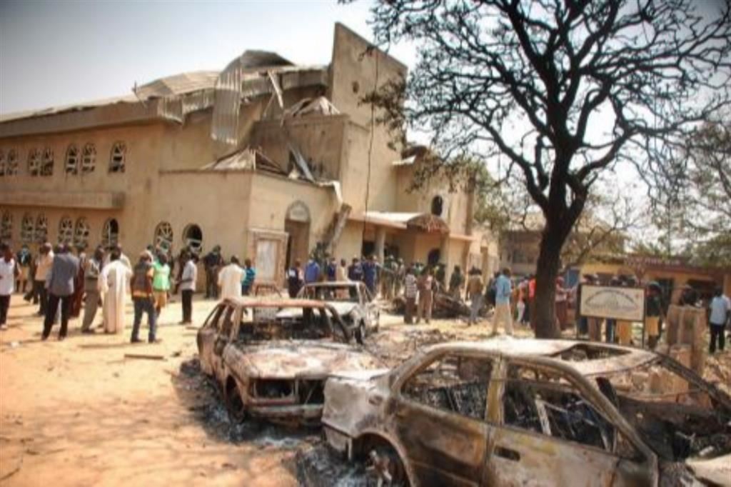 I danni provocati da un attentato a una chiesa nei pressi di Abuja