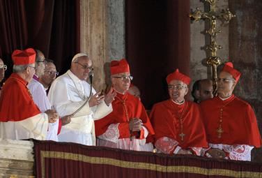 «Non dimenticarti dei poveri, mi dissero». Francesco racconta il suo Conclave
