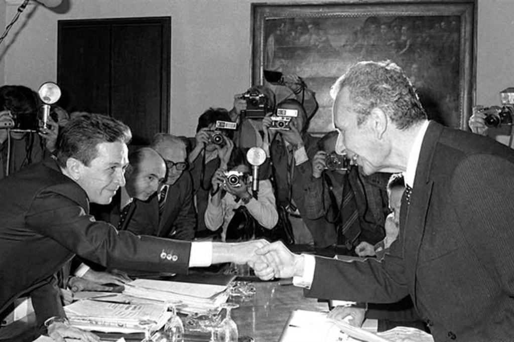 Giugno 1977, stretta di mano tra Aldo Moro ed Enrico Berlinguer
