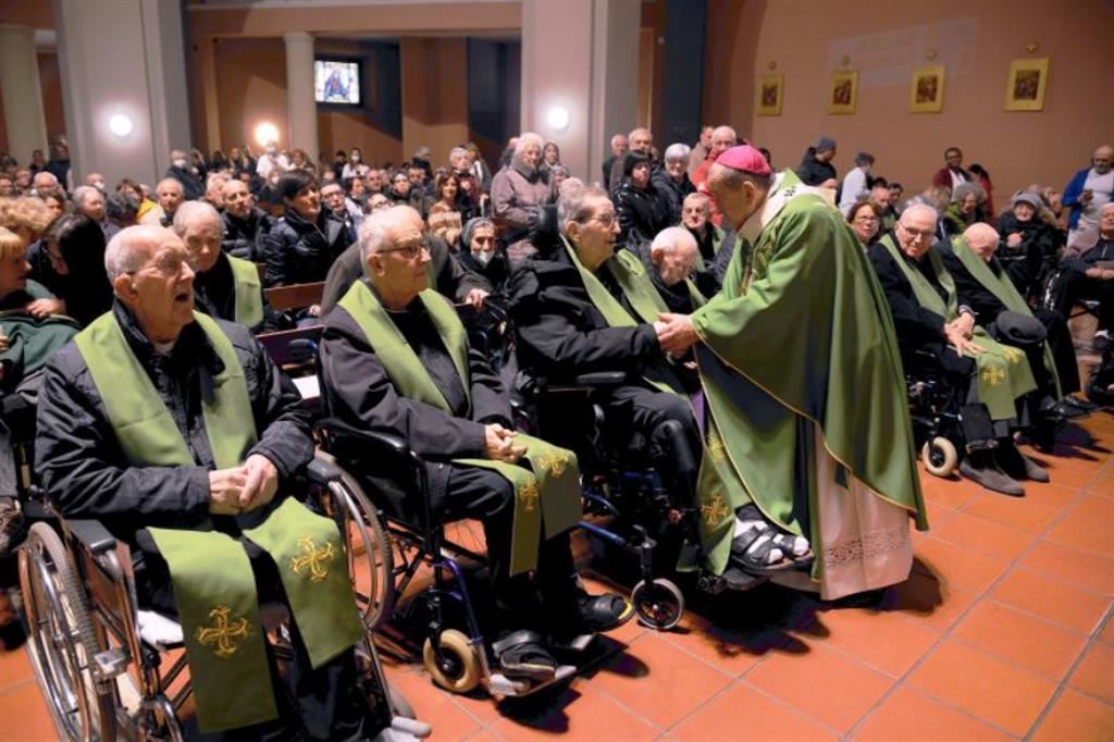 Delpini con i preti accolti alla Sacra Famiglia
