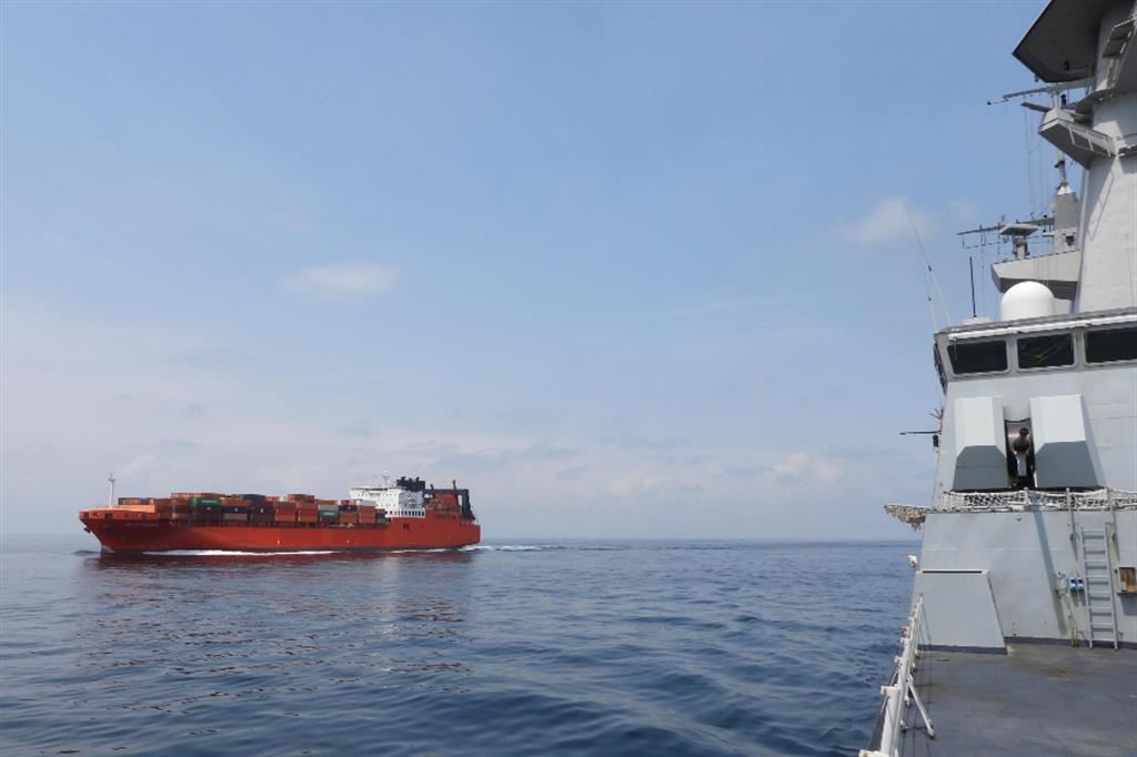 Un cargo visto dal cacciatorpediniere della Marina militare Caio Duilio in navigazione nel Mar Rosso. Sabato scorso la nave militare ha abbattuto un drone sparatogli contro