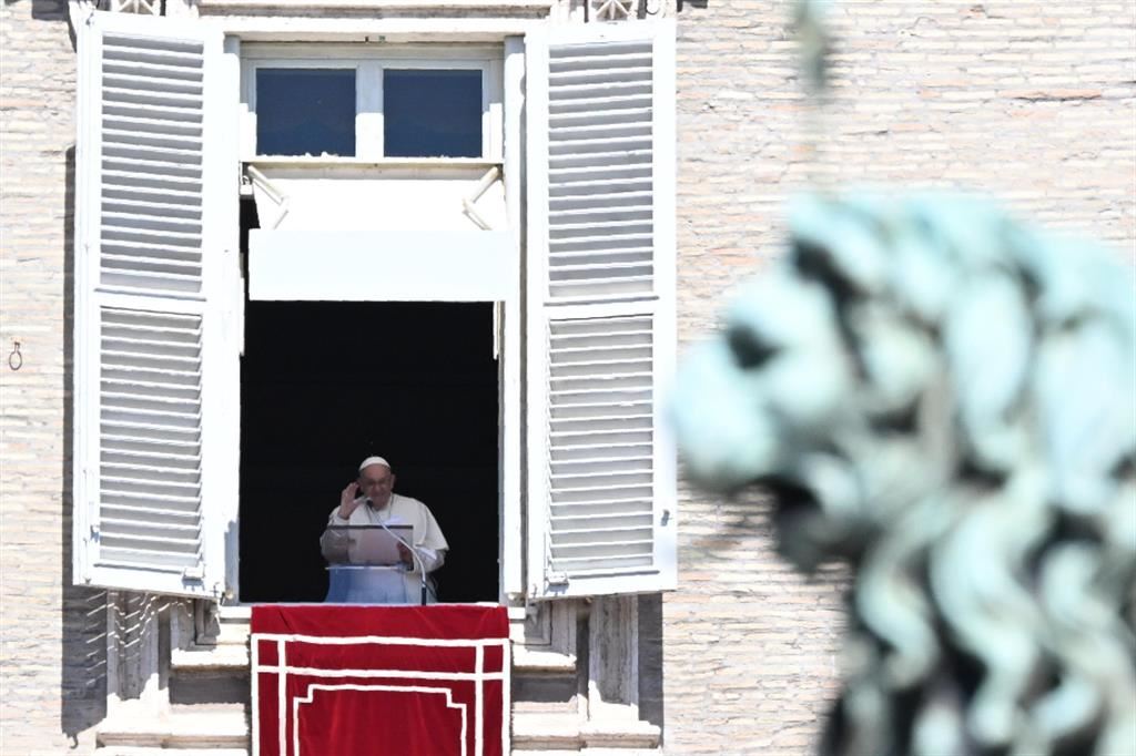Il Papa durante il Regina Caeli del 21 aprile 2024