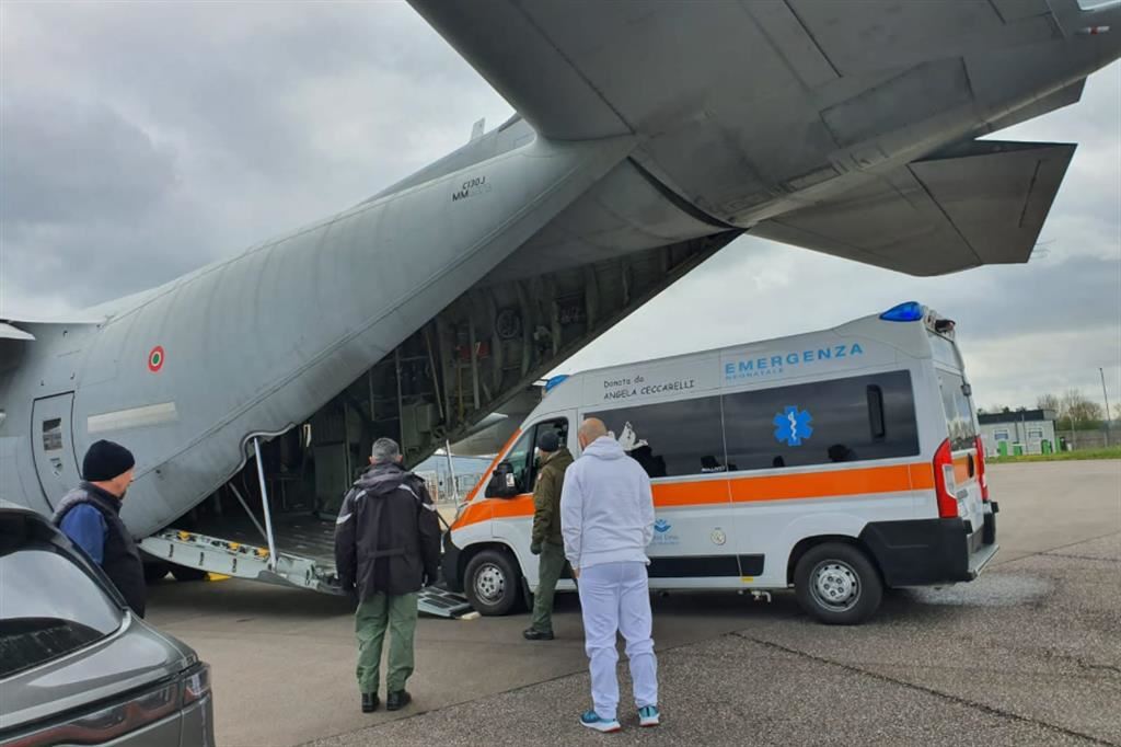 L'ambulanza sale sul C-130 dell'Aeronautica italiana