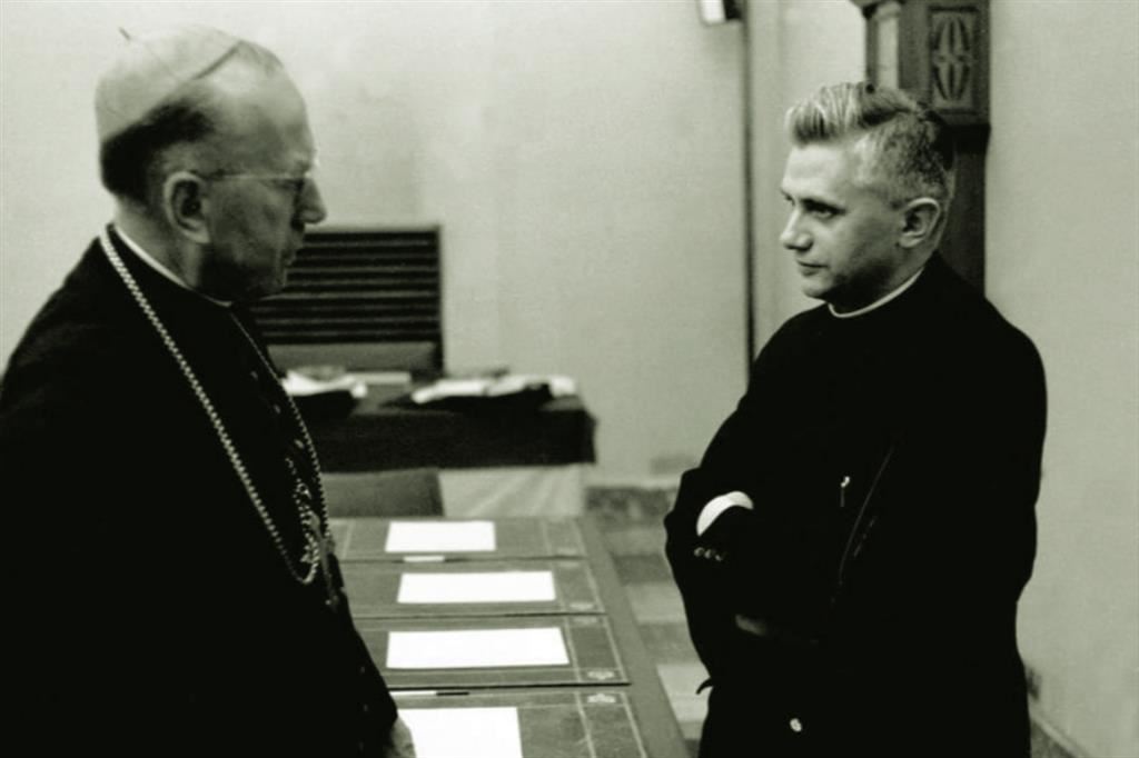 Il cardinale König (a sinistra) nel 1962 con il teologo Ratzinger, futuro Benedetto XVI