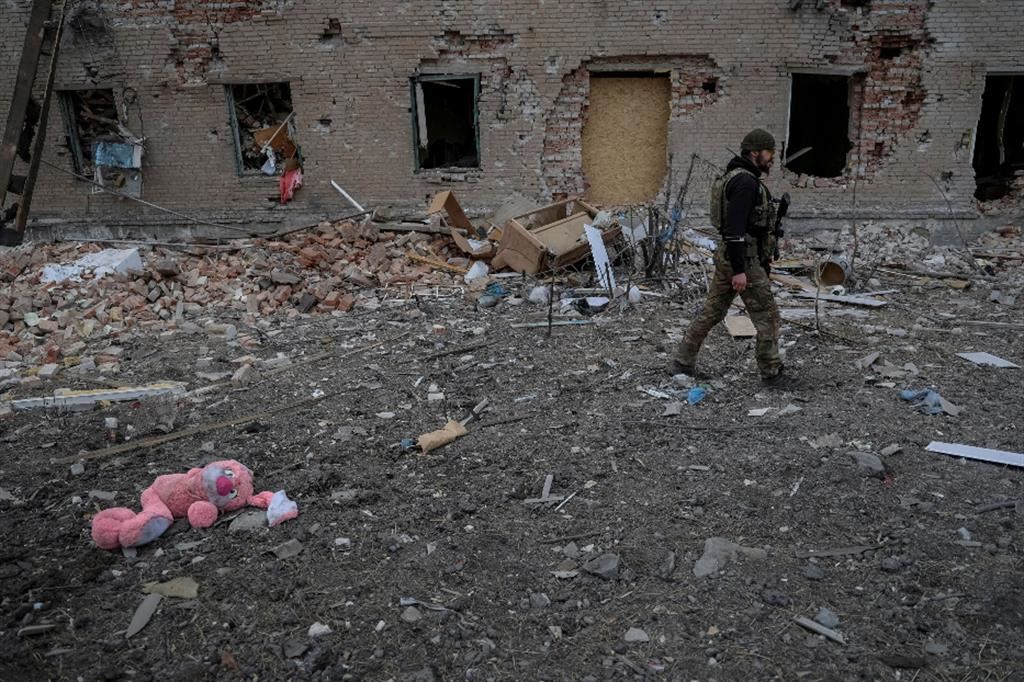 Un soldato delle forze di difesa ucraine si aggira tra le rovine della città di Chasiv Yar