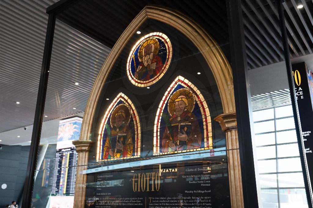 Le vetrate di Giotto, installate in un box protettivo, nel Terminal 1 dell'aeroporto di Fiumicino, Roma