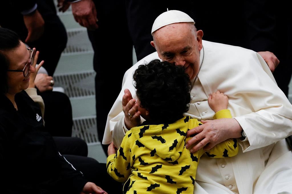 Il Papa abbraccia una bimba durante l'udienza alla Comunità dell'Ospedale "Bambino Gesù"