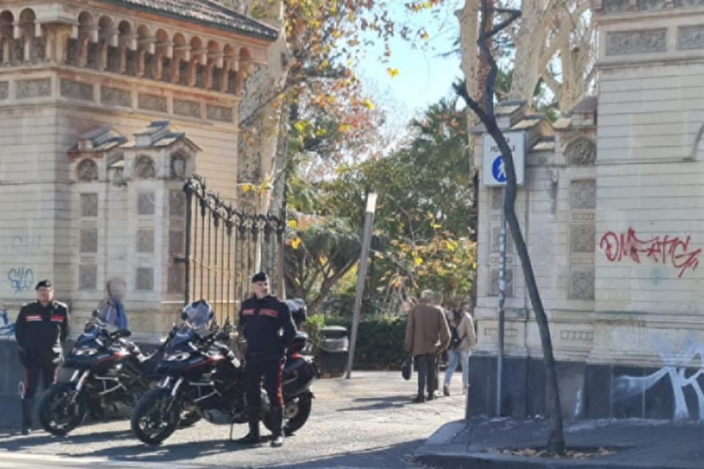 I carabinieri all'ingresso di villa Bellini