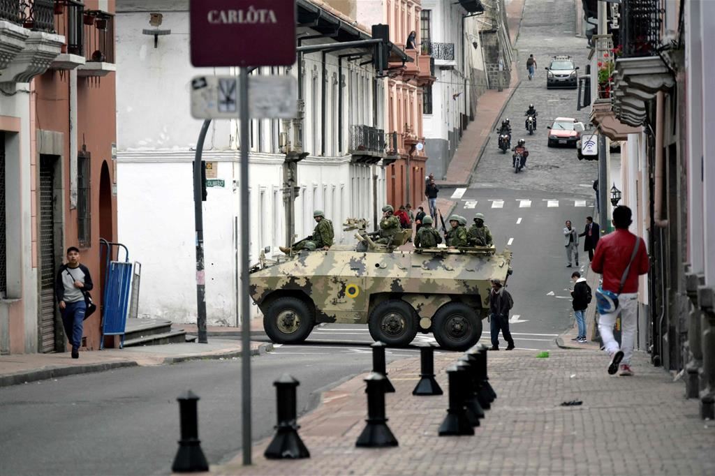 Forze di sicurezza ecuadoregne pattugliano l'area attorno alla piazza principale e al palazzo presidenziale nella capitale Quito