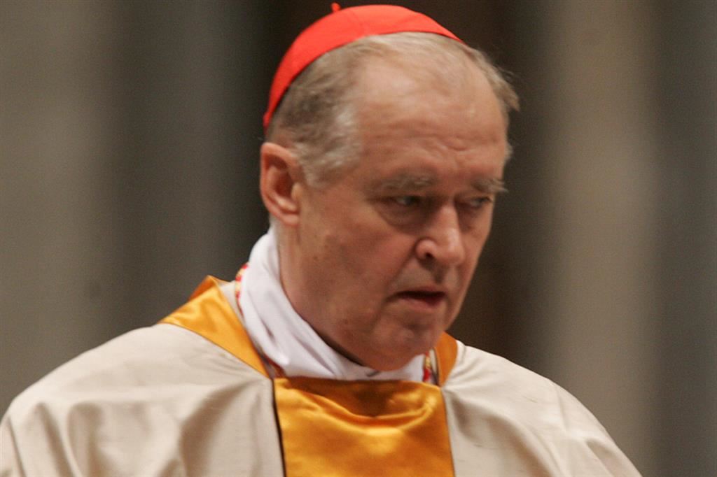 Il cardinale Paul Josef Cordes durante il Concistoro del 2007 quando riceve da Benedetto XVI la berretta cardinalizia