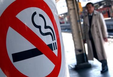Una generazione di non fumatori: la proposta inglese fa discutere l'Italia