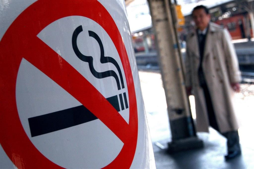Un cartello di divieto di fumo all'aperto in una stazione giapponese. In Italia questo divieto non esiste a livello nazionale