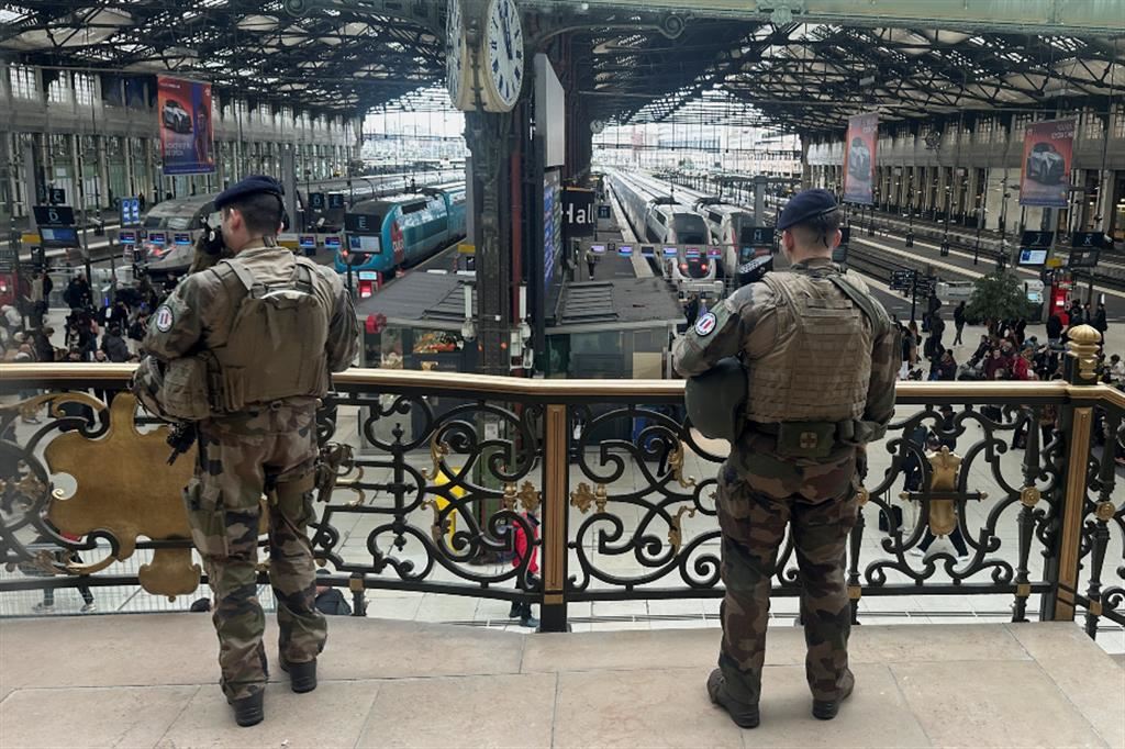Militari schierati alla Gare de Lyon