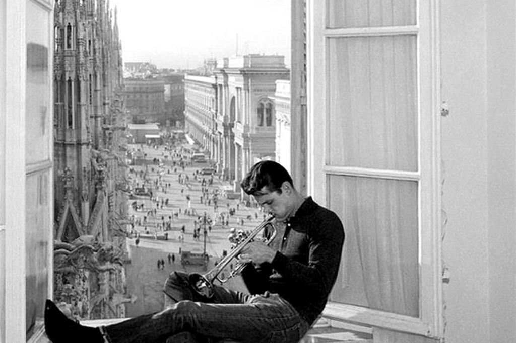 Una immagine suggestiva degli anni '60: Chet Baker suona da una stanza che si affaccia su piazza Duomo a Milano