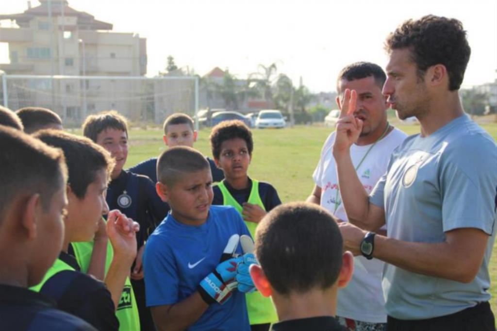 Alberto Giacomini con i bambini palestinesi in un progetto di calcio solidale di Inter Campus