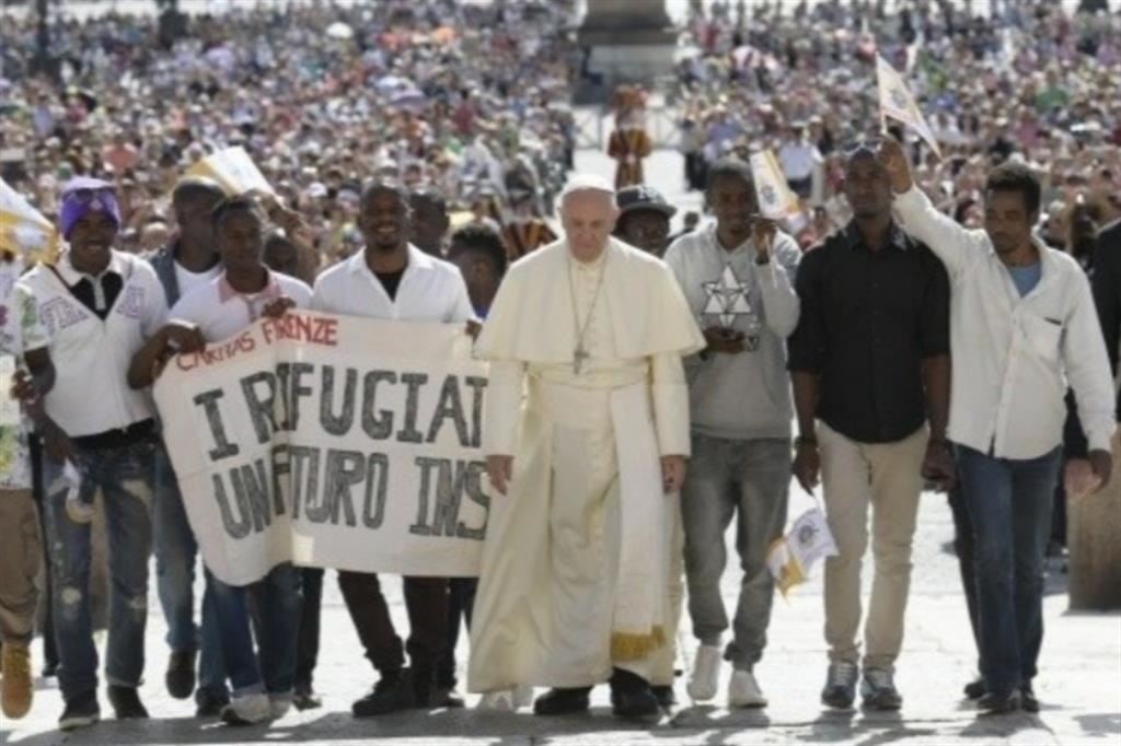 Il Papa con un gruppo di giovani rifugiati di diversa nazionalità