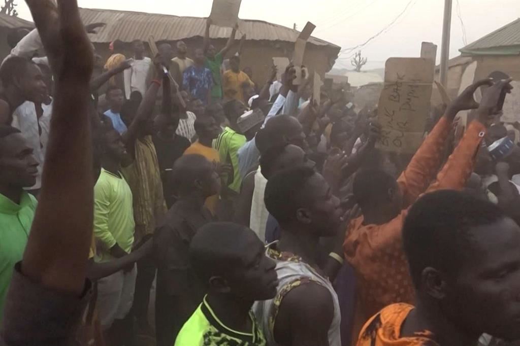 La protesta dei genitori dei ragazzi rapiti a Kaduna in Nigeria