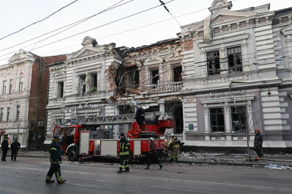 Un palazzo nel centro di Kharkiv bombardato dai russi nei giorni scorsi