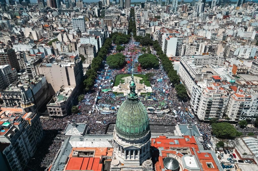 Decine di migliaia di persone hanno invaso mercoledì il centro di Buenos Aires per contestate Milei