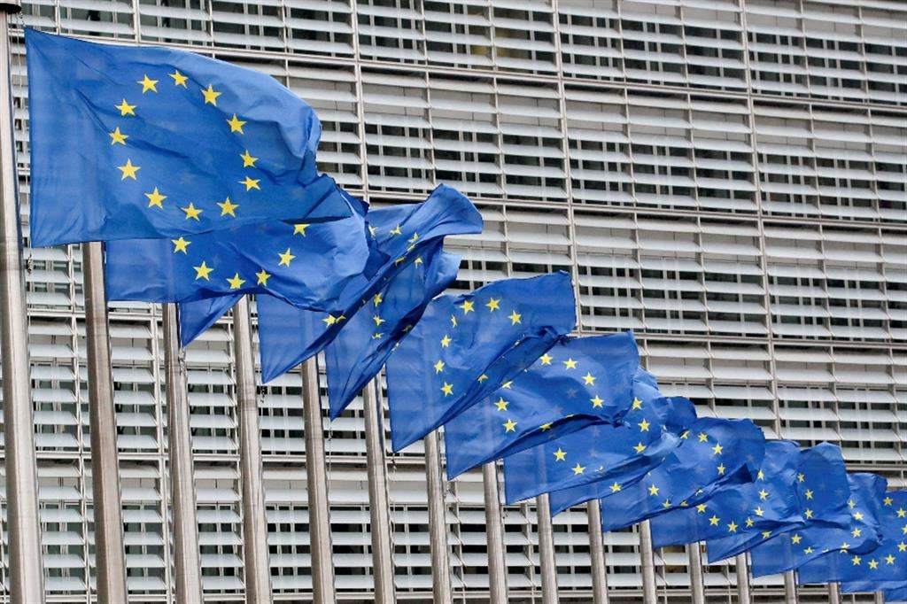 Bandiere europee davanti al palazzo della Commissione a Bruxelles