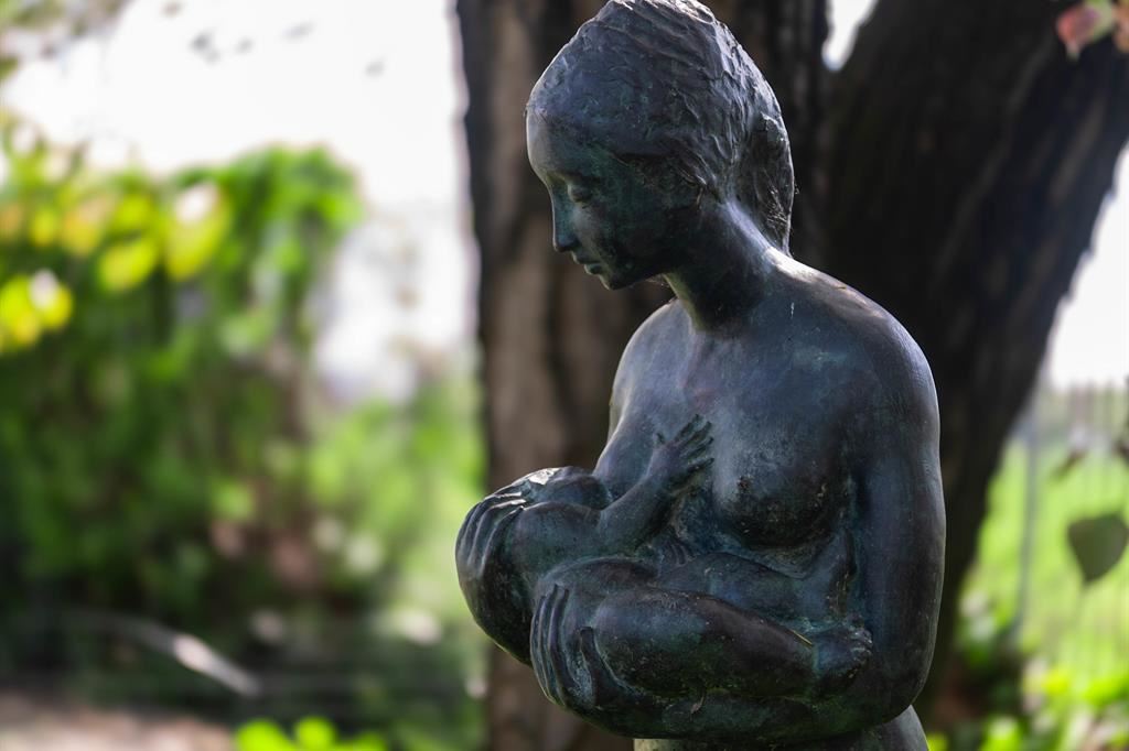 Statua della donna che allatta il suo bambino