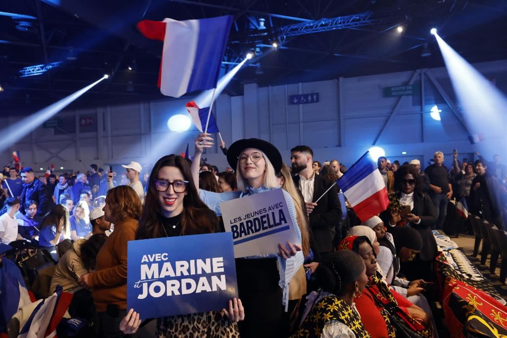 Sostenitori del Rassemblement National, il partito di Marine Le Pen, al lancio della campagna per le Europee