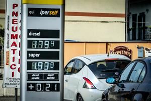 In autostrada la benzina è arrivata a costare 2,5 euro al litro