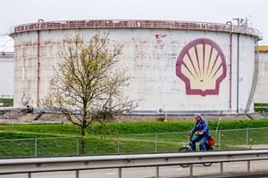 Shell rallenta sulla decarbonizzazione e taglia gli obiettivi per il 2030