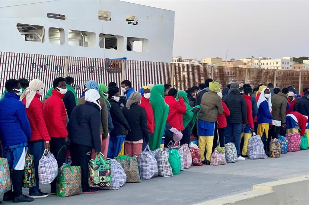 Migranti in fila per essere trasferiti a Porto Empedocle. dopo essere sbarcati a Lampedusa