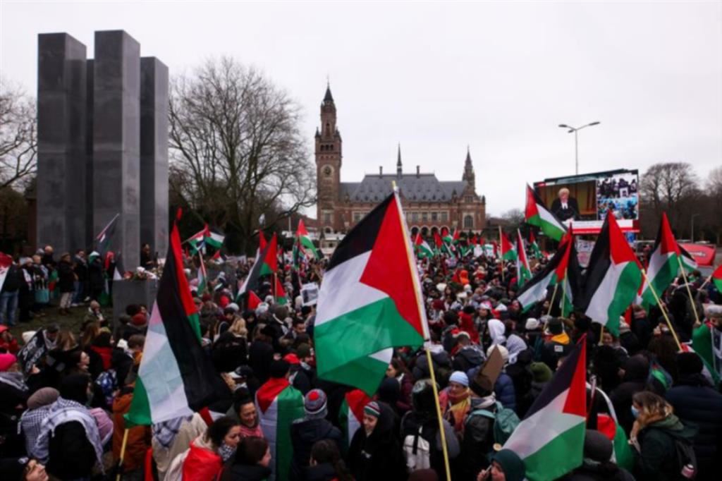 La protesta dei filo-palestinesi davanti alla sede dell’Aja della Corte internazionale di giustizia: oggi si è conclusa la fase iniziale delle udienze con l'esposizione delle tesi di accusa sudafricane e la difesa israeliana