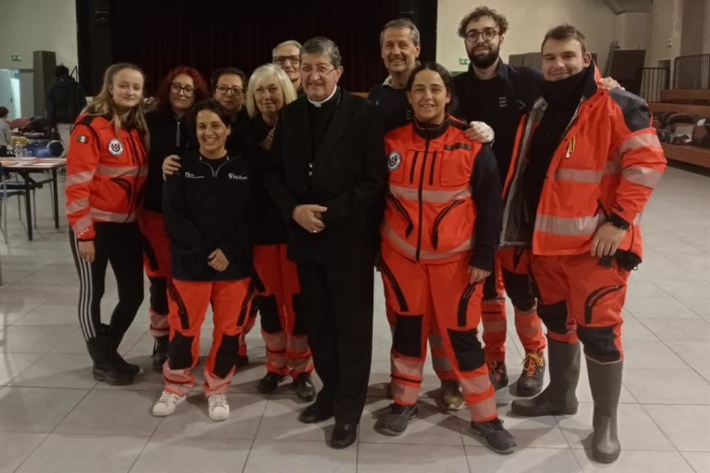 Il cardinale con un gruppo di volontari