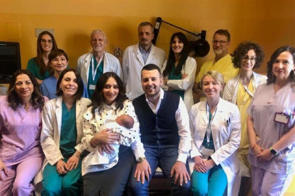 Mamma Federica, papà Domenico e il piccolo Renato assieme a medici e infermieri del Mauriziano di Torino