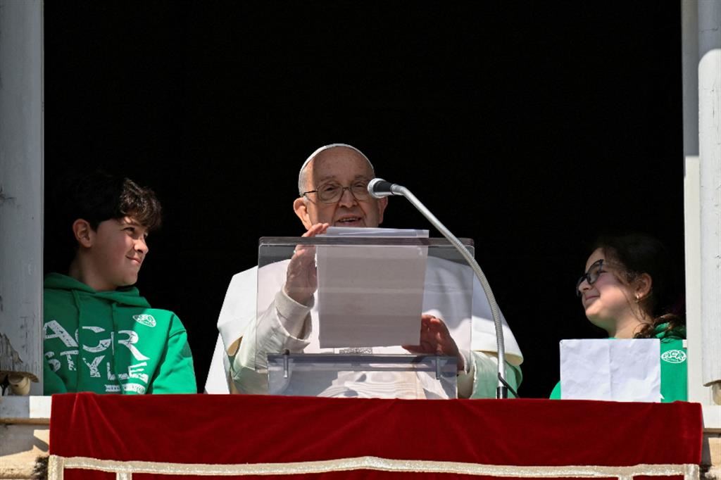 Il Papa con accanto due ragazzi di Azione cattolica